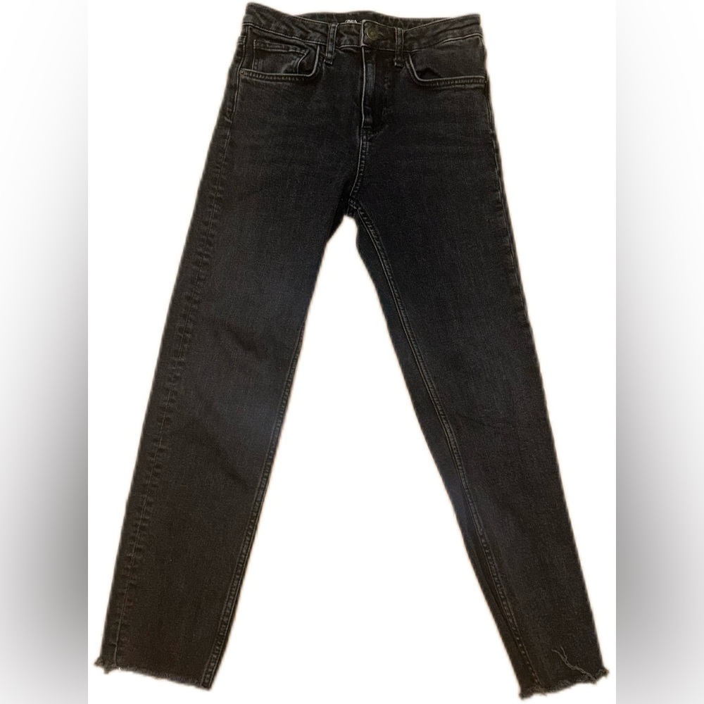 Zara Black Cotton Skinny Jeans with raw‎ hem
Size 4